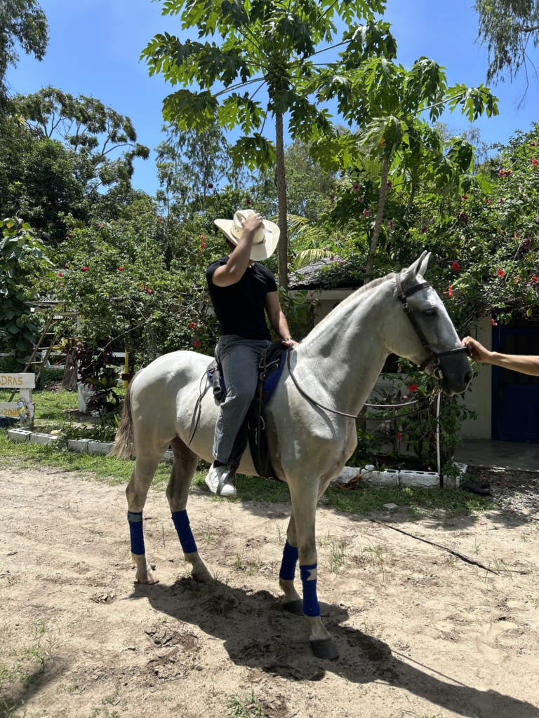 Paseo a caballo entre la vegetación de Finca Las Amazonas